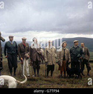 M. Harold Macmillan (c) est photographié avec d'autres membres du parti au cours des premiers jours de tournage de tétras, près de l'abbaye de Bolton. De gauche à droite: Unknown, le duc du Devonshire; le neveu du premier ministre; M. Hugh Fraser, secrétaire d'État à l'Air; le premier ministre; la duchesse du Devonshire, et Sir David Ormsby-Gore. Banque D'Images