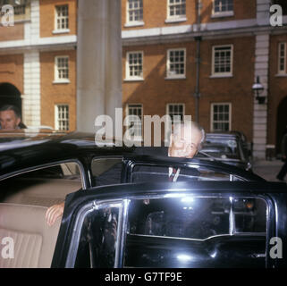 Le premier ministre Harold Macmillan quitte la conférence du Commonwealth qui se tient à la Marlborough House, à Londres. Banque D'Images