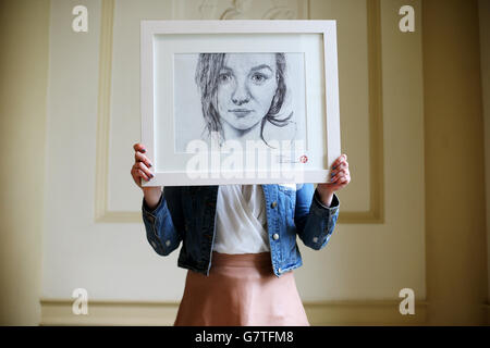 Frances Treanor, 18 ans, de Co. Monaghan, avec son autoportrait qui a gagné sa 1ère place dans la catégorie A, dans le 61e Texaco Children's Art Competition, lors d'une réception à Dublin City Gallery The Hugh Lane, Dublin. Banque D'Images