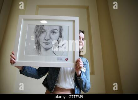 Frances Treanor, 18 ans, de Co. Monaghan, avec son autoportrait qui a gagné sa 1ère place dans la catégorie A, dans le 61e Texaco Children's Art Competition, lors d'une réception à Dublin City Gallery The Hugh Lane, Dublin. Banque D'Images