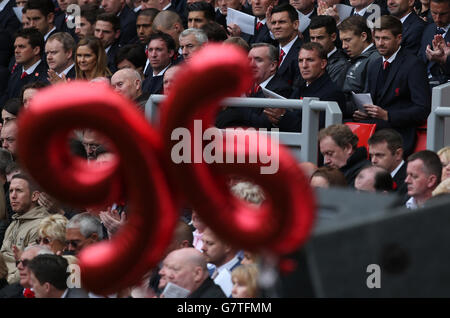 (Rangée avant gauche-droite) Robbie Fowler, Ian Rush, Kenny Dalglish, Ian Ayre, le directeur de Liverpool Brendan Rodgers et le capitaine de Liverpool Steven Gerrard (deuxième rangée, à droite) pendant le service commémoratif Hillsborough à Anfield, Liverpool, pour marquer le 26e anniversaire de la catastrophe de Hillsborough, Comme ils se rappellent les 96 supporters de Liverpool qui sont morts dans un écrasement au stade Hillsborough de Sheffield mercredi le 15 1989 avril, où Liverpool devait rencontrer Nottingham Forest dans une demi-finale de la coupe FA. Banque D'Images