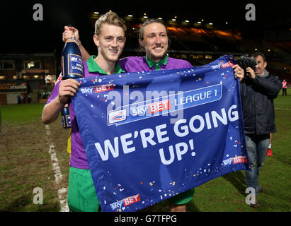 Les joueurs de Bristol City célèbrent la promotion au championnat à la fin du match de la Sky Bet League One au Coral Windows Stadium, Bradford. Banque D'Images