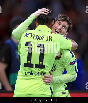 Football - UEFA Champions League - quart de finale - première étape - Paris Saint-Germain / Barcelone - Parc des Princes.Neymar de Barcelone célèbre avec Lionel Messi (à droite) après avoir marquant leur premier but du match Banque D'Images