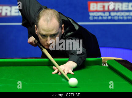 Graeme Dott lors de son match contre Ricky Walden lors des Championnats du monde de Betfred au Crucible Theatre, Sheffield. Banque D'Images