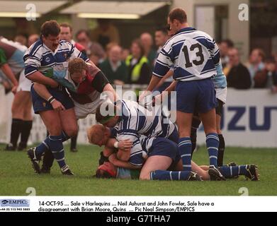 14-OCT-95. Solde/Harlequins. Neil Ashurst et John Fowler, sale, sont en désaccord avec Brian Moore, Quins Banque D'Images