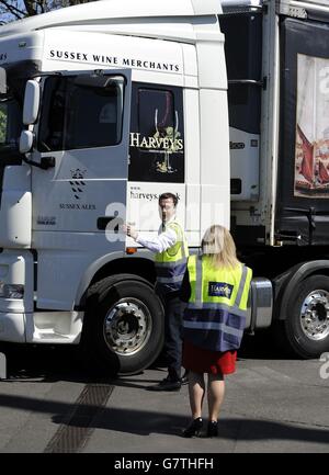 Le chancelier George Osborne (à gauche) rencontre Maria Caulfield, candidate parlementaire conservatrice à Lewes, alors qu'il arrive par camion à la brasserie Harvey's Brewery à Lewes, dans l'est du Sussex. Banque D'Images