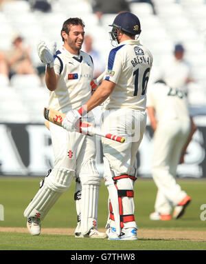 Jack Leaning du Yorkshire célèbre son siècle avec Tim Bresnan (à droite) lors du match LV=County Championship Division One à Trent Bridge, Nottingham. Banque D'Images