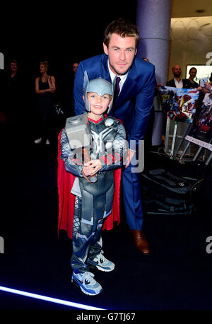 Chris Hemsworth (Thor) posant avec un fan aux Marvel Avengers: The Age of Ultron European film Premiere qui s'est tenu au vue cinéma à Westfield, Londres. Banque D'Images