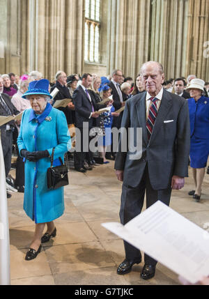 La reine Elizabeth II, accompagnée du duc d'Édimbourg, assiste à une cérémonie de dévoilement des statues du couple royal à la cathédrale de Canterbury pour souligner leur Jubilé de diamant. APPUYEZ SUR ASSOCIATION photo. Date de la photo: Jeudi 26 mars 2015. Sculptés par la sculptrice Nina Bilbey, ces personnages saisissants capturent le couple royal qui a l'air plus jeune et porte des robes de chambre. Les statues pèsent environ une demi-tonne chacune et ont été créées à partir de calcaire français par Mme Bilbey, dont les commissions incluent également des statues au salon des fleurs de Hampton court et à la gare de St Pancras à Londres. Les chiffres ont été commandés par le Banque D'Images