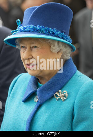 La reine Elizabeth II assiste à une cérémonie de dévoilement des statues d'elle-même et du duc d'Édimbourg à la cathédrale de Canterbury pour souligner leur Jubilé de diamant. APPUYEZ SUR ASSOCIATION photo. Date de la photo: Jeudi 26 mars 2015. Sculptés par la sculptrice Nina Bilbey, ces personnages saisissants capturent le couple royal qui a l'air plus jeune et porte des robes de chambre. Les statues pèsent environ une demi-tonne chacune et ont été créées à partir de calcaire français par Mme Bilbey, dont les commissions incluent également des statues au salon des fleurs de Hampton court et à la gare de St Pancras à Londres. Les figures ont été commandées par les amis de Banque D'Images