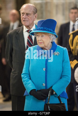 La reine Elizabeth II, accompagnée du duc d'Édimbourg, assiste à une cérémonie de dévoilement des statues du couple royal à la cathédrale de Canterbury pour souligner leur Jubilé de diamant. APPUYEZ SUR ASSOCIATION photo. Date de la photo: Jeudi 26 mars 2015. Sculptés par la sculptrice Nina Bilbey, ces personnages saisissants capturent le couple royal qui a l'air plus jeune et porte des robes de chambre. Les statues pèsent environ une demi-tonne chacune et ont été créées à partir de calcaire français par Mme Bilbey, dont les commissions incluent également des statues au salon des fleurs de Hampton court et à la gare de St Pancras à Londres. Banque D'Images