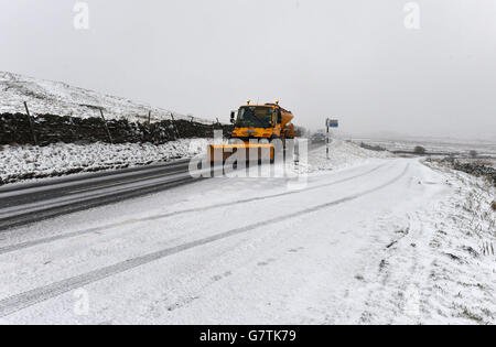 RETRANSMISSION MODIFIANT L'ORTHOGRAPHE DE GARRIGILL UNE chasse-neige déblache les routes sur l'A686 près de Garrigill à la frontière de Cumbria, car un avertissement météorologique pour la glace est en place jusqu'au milieu de la matinée pour le nord de l'Angleterre et de l'Écosse et il est prévu qu'elle reste frémeuse aujourd'hui. Banque D'Images