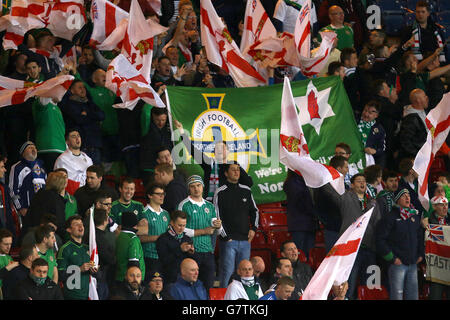 Football - International friendly - Ecosse / Irlande du Nord - Hampden Park.Les fans d'Irlande du Nord dans les stands montrent leur soutien Banque D'Images