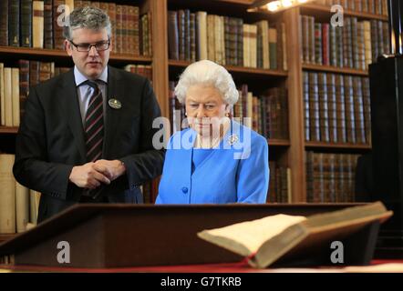 La reine Elizabeth II est présentée des articles de la collection George III relatifs à la science et aux arts, y compris l'horloge Eardley Norton 1765 (à droite) par le bibliothécaire royal Oliver Urquhart Irvine (à gauche) lors du lancement du projet George III lors d'un événement tenu à la Bibliothèque royale, au château de Windsor, Windsor. Banque D'Images