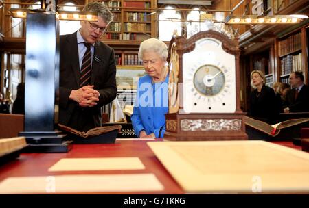 La reine Elizabeth II est présentée des articles de la collection George III relatifs à la science et aux arts, y compris l'horloge Eardley Norton 1765 (à droite) par le bibliothécaire royal Oliver Urquhart Irvine (à gauche) lors du lancement du projet George III lors d'un événement tenu à la Bibliothèque royale, au château de Windsor, Windsor. Banque D'Images