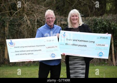 David et Kathleen long avec leurs chèques au Mallard de Scunthorpe, après avoir gagné 1 million de livres dans les EuroMillions pour la deuxième fois. Banque D'Images