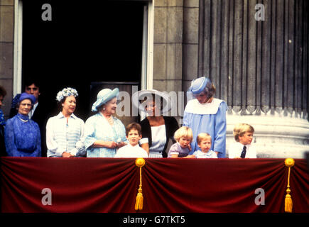 Les membres de la famille royale se réunissent pour assister au flicast de la RAF pour l'anniversaire de la reine. (De gauche à droite) la duchesse de Gloucester, la princesse Margaret, la reine mère, la princesse Michael de Kent et la princesse de Galles. (À l'avant, à partir de la gauche) Lord Frederick Windsor (fils de la princesse Michael de Kent), Zara Phillips (fille de la princesse Anne), Prince William (fils du prince et de la princesse de Galles) et Peter Phillips (fils de la princesse Anne). Banque D'Images