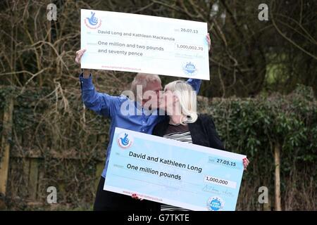 David et Kathleen long avec leurs chèques au Mallard à Scunthorpe, après avoir gagné 1 million de livres sterling dans les EuroMillions pour la deuxième fois. Banque D'Images