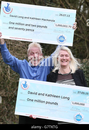 David et Kathleen long avec leurs chèques au Mallard à Scunthorpe, après avoir gagné 1 million dans les EuroMillions pour la deuxième fois. Banque D'Images