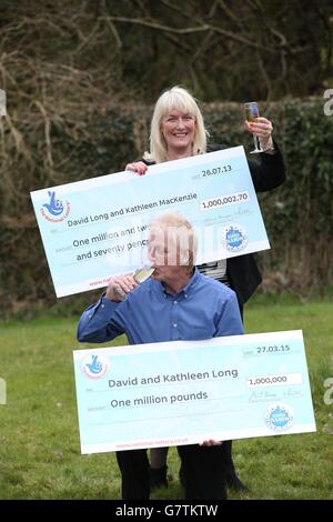 David et Kathleen long avec leurs chèques au Mallard à Scunthorpe, après avoir gagné 1 million de livres sterling dans les EuroMillions pour la deuxième fois. Banque D'Images