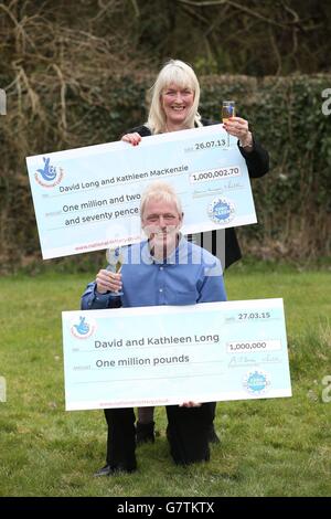 David et Kathleen long avec leurs chèques au Mallard de Scunthorpe, après avoir gagné 1 million de livres dans les EuroMillions pour la deuxième fois. Banque D'Images