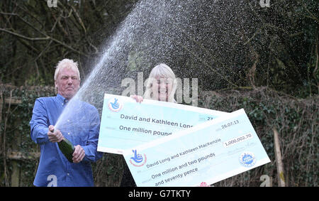 David et Kathleen long avec leurs chèques au Mallard de Scunthorpe, après avoir gagné 1 million de livres dans les EuroMillions pour la deuxième fois. Banque D'Images