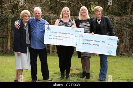 Joan long (mère de David), David long, Julie Hulme (fille) Kathleen long et Michelle Mackenzie (fille) au Mallard à Scunthorpe après que David et Kathleen ont gagné 1 million dans les EuroMillions pour la deuxième fois. Banque D'Images