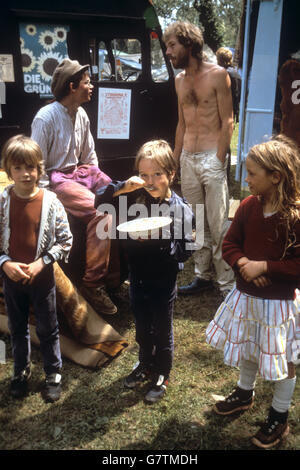 Hippies photographiées dans la forêt de Savernake le jour où le comte de Cardigan a fermement nié avoir invité des hippies de « convoi de la paix » à camper sur sa terre familiale à environ 20 kilomètres des affrontements entre hippies et la police près de Stonehenge. Ce qu'il a fait, ainsi il a dit, c'était de refuser une demande de police pour que la zone soit déclarée une zone non-Go sont pour les hippies, Après les affrontements du week-end, il avait refusé de déplacer la police pour amener des escadrons anti-émeutes afin de « terminer les affaires inachevées », mais ses actions avaient été mal interprétées comme un encouragement actif pour les hippies à installer un camp sur le site de pique-nique de la Commission forestière de son pays. Banque D'Images