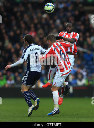Victor Moses, de la ville de Stoke, remporte le titre en battant Craig Gardner de West Bromwich Albion, alors que Glenn Whelan, de Stoke City, regarde, lors du match de la Barclays Premier League aux Hawthorns, West Bromwich. APPUYEZ SUR ASSOCIATION photo. Date de la photo: Samedi 14 mars 2015. Voir PA Story FOOTBALL West Bromwich. Le crédit photo devrait se lire comme suit : Nick Potts/PA Wire. Banque D'Images