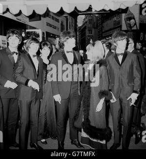 Les Beatles, avec leurs épouses, arrivent au pavillon de Londres, Piccadilly Circus, Londres, pour la première mondiale de leur nouveau film "Help!".(G-D) Paul McCartney, Ringo Starr et son épouse Maureen, John Lennon et son épouse Cynthia, et George Harrison. Banque D'Images