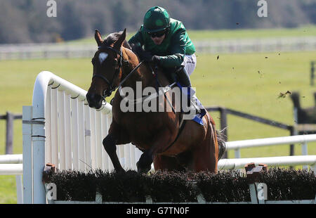 Buiseness Sivola, criblé de Paul Townend, saute le dernier pour remporter l'obstacle REA Grimes Property Consultants pendant la BoyleSports Irish Grand National Day au Fairyhouse Racecourse, Ratoath, Co. Meath. Banque D'Images