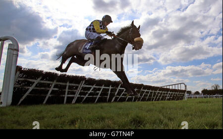 J'ai tourné le shérif criblé par Paul Townend saute le dernier à gagner le boomerang Animal Bedding Handicap hangdle pendant la BoyleSports Irish Grand National Day à Fairyhouse Racecourse, Ratoath, Co. Meath. Banque D'Images