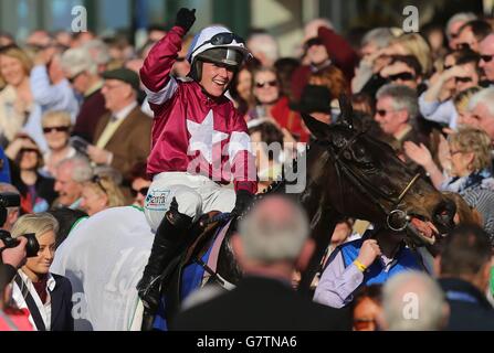 Katie Walsh célèbre après avoir guidé Thunder and Roses à la victoire dans la BoyleSports Irish Grand National Steeplechase pendant la BoyleSports Irish Grand National Day au Fairyhouse Racecourse, Ratoath, Co. Meath. Banque D'Images