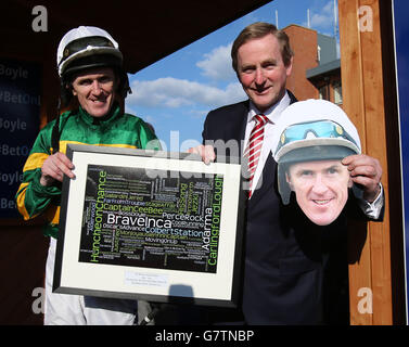 Taoiseach Enda Kenny pose pour des photos avec jockey AP McCoy pendant la BoyleSports Irish Grand National Day au Fairyhouse Racecourse, Ratoath, Co. Meath. Banque D'Images