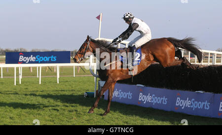 Aurora Bell, monté par Martin Burke, saute le dernier pour gagner le service Fred Kenny Lifetime Service to Racing novice handicap Steeplechase pendant la BoyleSports Irish Grand National Day à Fairyhouse Racecourse, Ratoath, Co. Meath. Banque D'Images