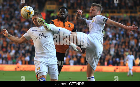 Nouha Dicko de Wolverhampton Wanderers lutte pour gagner le ballon au large de Leeds Liam Cooper (à droite) de United et Gaetano Berardi de Leeds United Banque D'Images