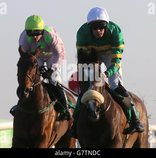 Anibale Fly riden de Stephen Clements (à droite) remporte la course à plat de Weatherbys Ireland GSB lors de la BoyleSports Irish Grand National Day au Fairyhouse Racecourse, Ratoath, Co. Meath. Banque D'Images