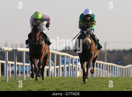 Anibale Fly riden de Stephen Clements (à droite) remporte la course à plat de Weatherbys Ireland GSB lors de la BoyleSports Irish Grand National Day au Fairyhouse Racecourse, Ratoath, Co. Meath. Banque D'Images