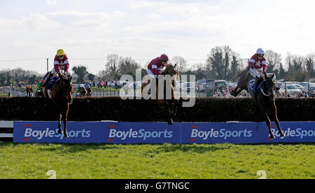 Katie Walsh à bord de Thunder and Roses (à droite) dégage la dernière clôture avant de gagner le Boylesports Irish Grand National lors de la BoyleSports Irish Grand National Day au Fairyhouse Racecourse, Ratoath, Co. Meath. Banque D'Images