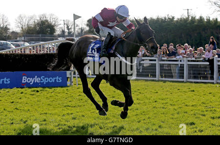 Katie Walsh à bord de Thunder and Roses sur le chemin de gagner le Boylesports Irish Grand National lors de la BoyleSports Irish Grand National Day au Fairyhouse Racecourse, Ratoath, Co. Meath. Banque D'Images