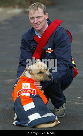 Un postier et son chien - Tynemouth Banque D'Images