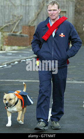 Un postier et son chien - Tynemouth Banque D'Images