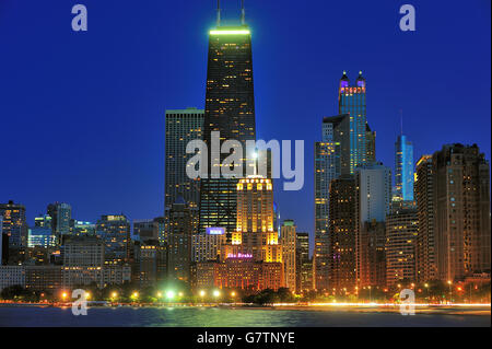 Les bâtiments situés près de la ligne d'horizon nord de Chicago illuminent la nuit dans la ville. Chicago, Illinois, États-Unis. Banque D'Images