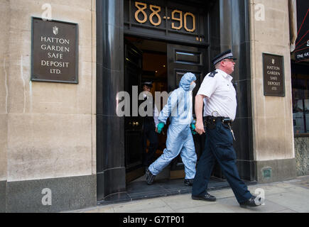 La police de la société de dépôt coffre-fort Hatton Garden, à Londres, alors que des cambrioleurs utilisant des équipements de coupe lourds se sont brisés dans plusieurs coffres-forts dans une chambre forte de la société de dépôt, le raid aurait eu lieu pendant le week-end des vacances de Pâques. Date de la photo: Mardi 7 avril 2015. Voir PA Story POLICE HattonGarden. Le crédit photo devrait se lire comme suit : Dominic Lipinski/PA Wire Banque D'Images