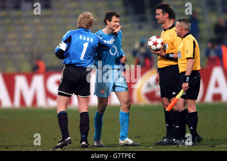 Football - UEFA Champions League - Round de 16 - First Leg - Bayern Munich / Arsenal - Stade Olympique.Oliver Kahn, gardien de but du Bayern Munich, console Jens Lehmann, gardien de but d'Arsenal à la fin du match Banque D'Images