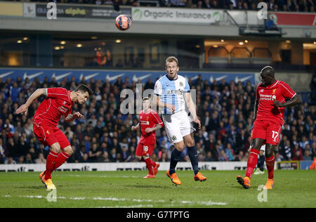 Dejan Lovren de Liverpool (à gauche) et Jordan Rhodes de Blackburn Rovers en action pendant le match de répétition de la coupe FA au sixième tour d'Ewood Park, Blackburn. Banque D'Images