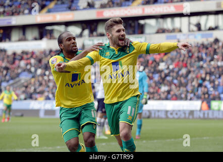 Football - Championnat Sky Bet - Bolton Wanderers / Norwich City - Stade Macron.Gary Hooper, de Norwich City, célèbre après avoir terminé le deuxième but du match avec Cameron Jerome au stade Macron, Bolton. Banque D'Images