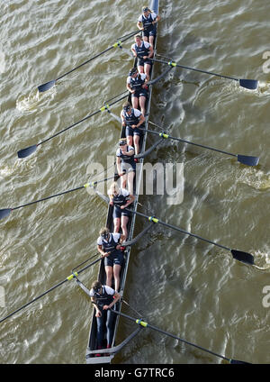 Les femmes d'Oxford (en haut) Maxi Scheske, Anastasia Chitty, Shelley Pearson, Lauren Kedar, Maddy Badcott, Emily Reynolds, Nadine Graedel Iberg, Caryn Davies et Cox Jennifer EHR célèbrent la victoire Banque D'Images