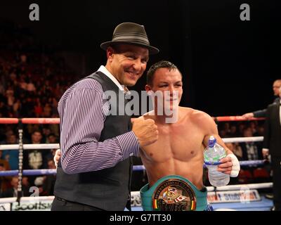 Vinnie Jones (à gauche) et Josh Warrington après sa victoire sur Dennis Tubieron au First Direct Arena, Leeds. Banque D'Images