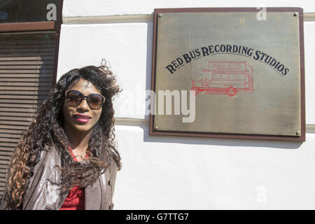 Sinitta devant les Red bus Recording Studios à Londres, avant le dévoilement d'une plaque bleue de la Heritage Foundation, les studios devenant le premier bâtiment, par opposition à l'individu, à recevoir l'honneur et ont été nominés pour le prix par la chanteuse Bee Gees, feu Robin Gibb,Ancien président de la Fondation. Banque D'Images